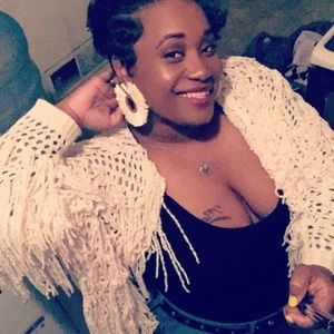 Cream shingle sweater with matching earrings